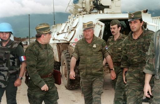 Le commandant des forces serbes en Bosnie, le général Ratko Mladić (c), à l'aéroport de Sarajevo, le 10 août 1993 — GABRIEL BOUYS / AFP