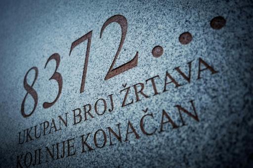 Un monument portant l'inscription "8372 — le nombre total de victimes, qui n'est pas définitif" au cimetière-mémorial du village de Potočari, près de Srebrenica, dans l'est de la Bosnie, le 27 août 2026, après le décès de l'ancien chef militaire des Serbes de Bosnie Ratko Mladić — Nidal Saljic / AFP