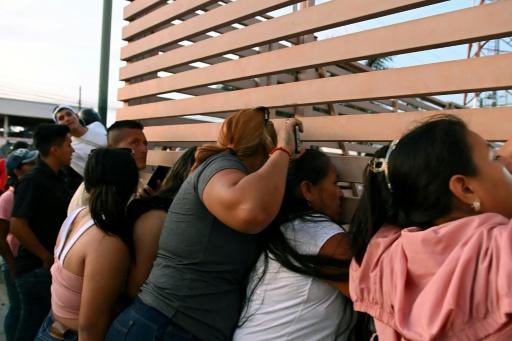 Relatives of a group of fishermen detained at the port of Manta wait for their release — ARIEL OCHOA / AFP