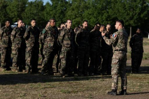 Des volontaires reçoivent des instructions de la part d'un sergent dans le cadre de leur service militaire national, à la base aérienne d'Evreux-Fauville, à Evreux, le 4 septembre 2026 — Alain JOCARD / AFP