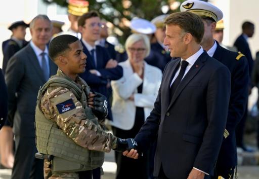 Le président de la République Emmanuel Macron salue un volontaire du service national sur la base aérienne 115, à Orange, dans le Vaucluse, le 15 septembre 2026 — Philippe Magoni / AFP