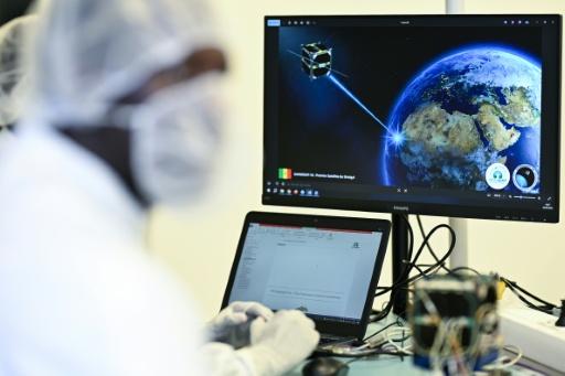 Un ingénieur sénégalais travaille sur le projet de satellite Gaindesat-1B au Centre spatial universitaire de Montpellier (CSUM), dans le sud de la France, le 4 septembre 2026 — Gabriel BOUYS / AFP