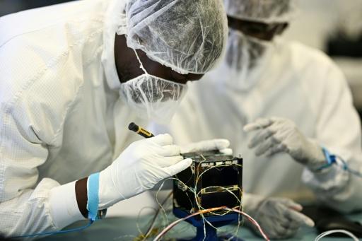 Des ingénieurs sénégalais travaillent sur une partie du satellite Gaindesat-1B au Centre spatial universitaire de Montpellier (CSUM), dans le sud de la France, le 4 septembre 2026 — Gabriel BOUYS / AFP