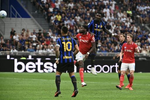 L'avant-centre de l'Inter Milan Marcus Thuram égalise de la tête face au Naples, battue finalement 3-2, lors de la 3e journée du Championnat d'Italie le 5 septembre 2026 à San Siro — Isabella BONOTTO / AFP