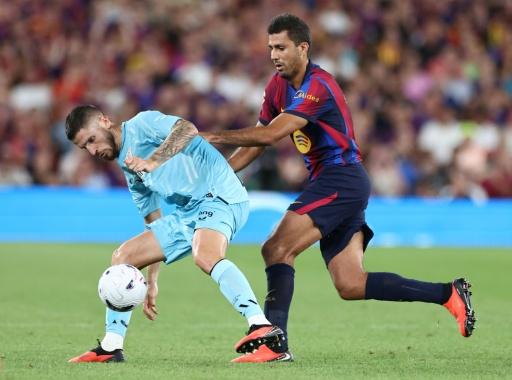 El centrocampista de Barcelona Rodri (derecha) lucha por un balón con el jugador del Athletic Oihan Sancet durante el partido de LaLiga disputado en el Camp Nou de Barcelona, el 27 de agosto de 2026 — Josep LAGO / AFP