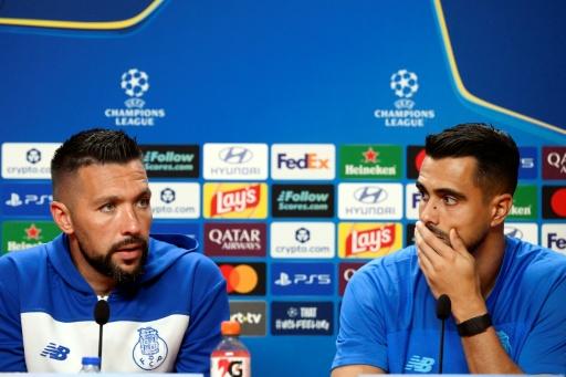 El entrenador del Oporto, Francesco Farioli (izq.), y el portero Diogo Costa hablan sobre el partido de la Liga de Campeones contra el Manchester City, en la ciudad deportiva del equipo portugués, en Vila Nova de Gaia, el 7 de septiembre de 2026 — Miguel Riopa / AFP