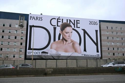 Un panneau publicitaire de la chanteuse canadienne Céline Dion annonçant les dates de ses prochains concerts à Paris, à la Porte de Saint-Ouen, dans le nord de Paris, le 31 mars 2026 — Anna KURTH / AFP