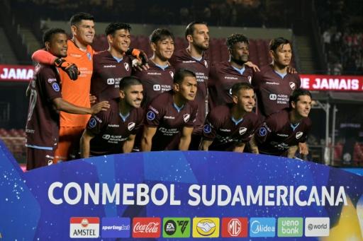 Jugadores del Bolívar posan para una fotografía antes del inicio del partido de vuelta de los octavos de final de la Copa Sudamericana entre el Sao Paulo de Brasil y el Bolívar de Bolivia, en el estadio Morumbi de São Paulo, Brasil, el 18 de agosto de 2026 — Nelson ALMEIDA / AFP