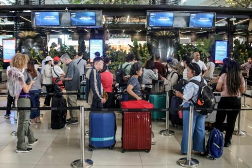 Indonésie: les vols suspendus dans six aéroports après une éruption volcanique