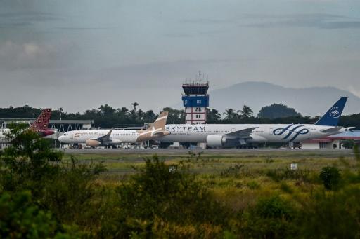 Des avions sont immobilisés sur le tarmac de l'aéroport Iskandar Muda, à Blang Bintang, en Indonésie, le 6 septembre 2026 — CHAIDEER MAHYUDDIN / AFP