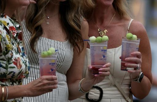 Aficionadas al tenis toman un cóctel durante uno de los partidos del Abierto de Estados Unidos, en el USTA Billie Jean King National Tennis Center de Nueva York,  el 30 de agosto de 2026 — TIMOTHY A. CLARY / AFP