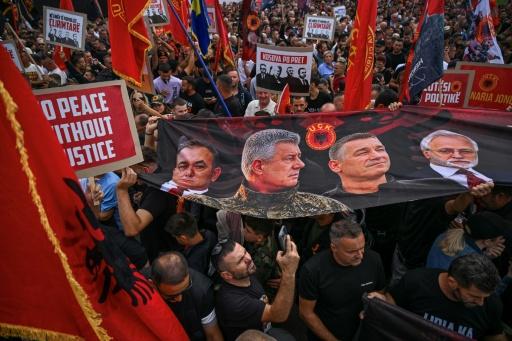 Des dizaines de milliers de Kosovars manifestent en soutien à leur ancien président Hashim Thaçi le 12 septembre 2026 à Pristina — Armend NIMANI / AFP