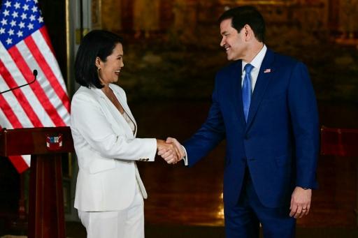 El secretario de Estado de Estados Unidos, Marco Rubio, estrecha la mano de la presidenta de Perú, Keiko Fujimori, durante una conferencia de prensa en Lima, el 10 de septiembre de 2026. — ERNESTO BENAVIDES / AFP