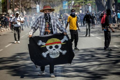 Image du photographe Luis Tato montrant un manifestant avec le drapeau du manga "One Piece", symbole des mouvements de la Gen Z, à Antananarivo le 9 octobre 2025 — Luis TATO / AFP