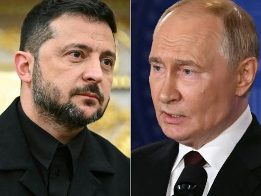 Combinaison d'images créée le 18 août 2025 du président ukrainien Volodymyr Zelensky à gauche, avec à sa droite le président russe Vladimir Pouitine — Mandel NGAN, ANDREW CABALLERO-REYNOLDS / AFP