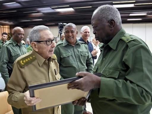 El expresidente de Cuba Raúl Castro (izq.) recibe un reconocimiento en La Habana el 5 de septiembre de 2026 — Handout / AFP