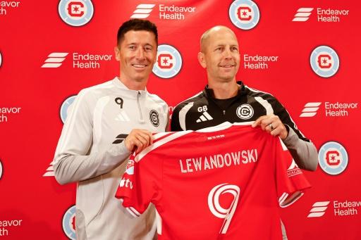El delantero polaco Robert Lewandowski es presentado oficialmente en rueda de prensa como la nueva incorporación del Chicago Fire FC en el Endeavor Health Performance Center, junto al entrenador Gregg Berhalter, antes de su debut en Chicago, Illinois, el 14 de julio de 2026 — KAMIL KRZACZYNSKI / AFP