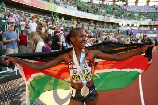 L'athlète kényane Faith Kipyegon célèbre son titre sur le 1500 mètres, lors des Championnats du monde d'athlétisme 2022, à Eugene, dans l'Oregon, le 18 juillet 2022 — Christian Petersen