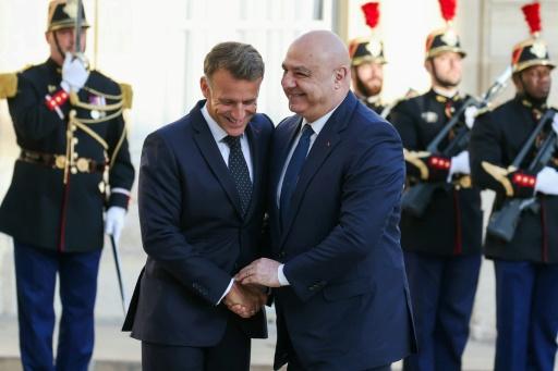 Le président français Emmanuel Macron (G) reçoit le président libanais Joseph Aoun (D), à l'Elysée à Paris, le 17 septembre 2026 — Thomas SAMSON / AFP