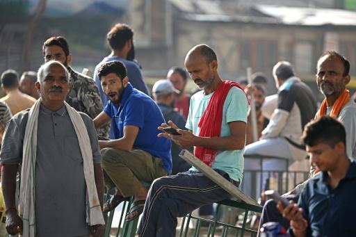 Des ouvriers migrants indiens attendant des clients à la recherche de main-d’œuvre journalière sur un marché de Srinagar, le 24 août 2026 — Tauseef MUSTAFA / AFP