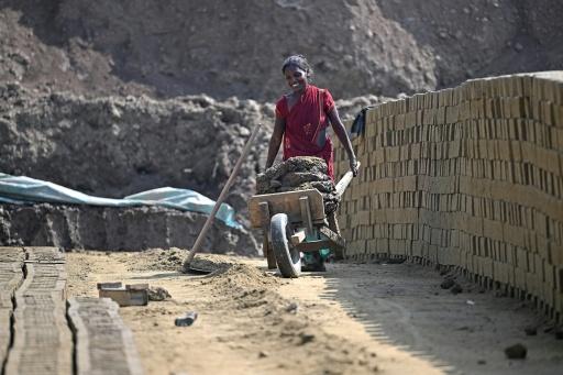Une ouvrière migrante indienne travaillant dans une briqueterie à la périphérie de Srinagar, le 24 août 2026 — Tauseef MUSTAFA / AFP