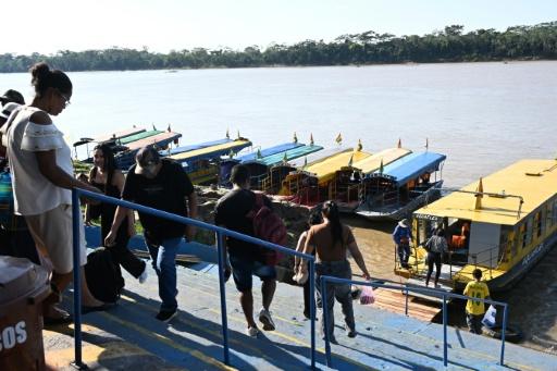 El 11 de agosto de 2026, personas llegan en barco a través del río Mamoré en Guayaramerín, en la frontera entre Bolivia y Brasil, departamento de El Beni, Bolivia — AIZAR RALDES / AFP