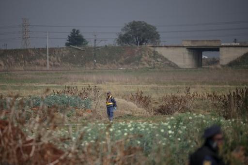 Des policiers sud-africains montent la garde à l'endroit où le corps d'une femme a été découvert, à Boksburg (Afrique du Sud), le 17 septembre 2026 — EMMANUEL CROSET / AFP