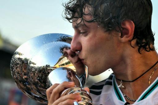 Kimi Antonelli, le pilote italien de Merceds, embrasse le trophée du vainqueur du GP d'Italie de F1 le 6 septembre 2026 à Monza — Marco BERTORELLO / AFP