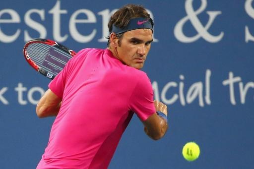Roger Federer prestes a executar seu backhand de uma mão no Masters 1000 de Cincinnati em 2015. — Maddie Meyer