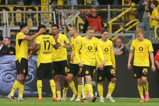 Los jugadores de Borussia Dortmund celebran uno de sus goles al Paderborn en la tercera jornada de la Bundesliga. En Dortmund (oeste de Alemania), el 12 de septiembre de 2026 — Leon Kuegeler / AFP
