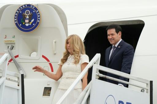 El secretario de Estado de EEUU, Marco Rubio, y su esposa, Jeanette Dousdebes, desembarcan en el aeropuerto internacional Ernesto Cortissoz, en la ciudad colombiana de Barranquilla, el 8 de septiembre de 2026 — Fernando Vergara / AFP
