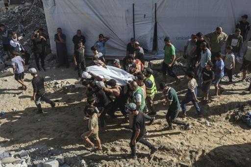 Les secours et des volontaires sortent un corps d'un immeuble détruit près de Gaza city le 16 septembre 2026 — Omar AL-QATTAA / AFP