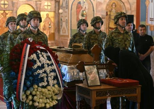Sérvios homenageiam o criminoso de guerra Ratko Mladic em Belgrado