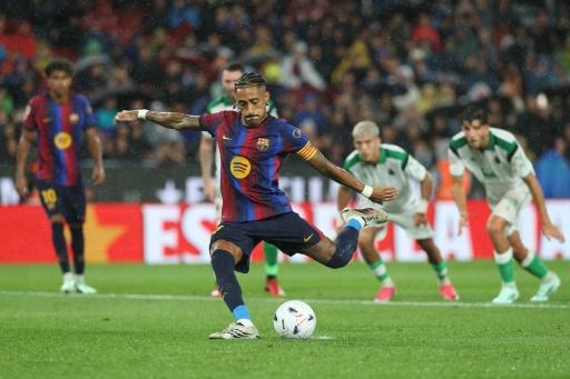 Raphinha marca de pênalti na vitória do Barcelona sobre o Racing Santander por 7 a 2 no Campeonato Espanhol — Lluis Gene / AFP