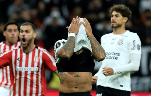 Memphis isola pênalti e Corinthians é eliminado da Libertadores pelo Estudiantes