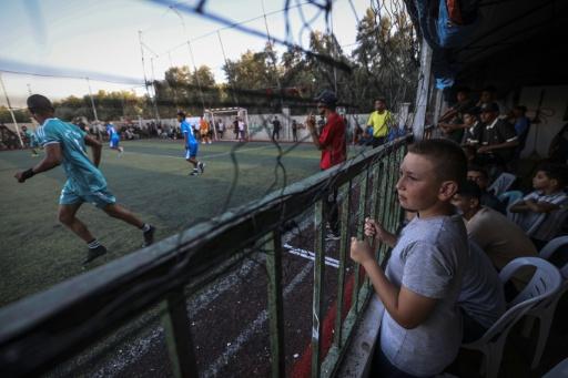 Un niño asiste al partido inaugural de la "Copa de los Mil Mártires" entre el Shabab Rafah y el Kadamat Rafah, en Deir al-Balah, en la Franja de Gaza, el 4 de septiembre de 2026 — EYAD BABA / AFP
