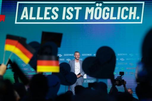 Ulrich Siegmund, tête de liste du parti d’extrême droite Alternative pour l’Allemagne (AfD) aux élections régionales de Saxe-Anhalt, prend la parole lors d’un meeting électoral à Magdebourg, dans l’est de l’Allemagne, le 5 septembre 2026. Derrière lui, le slogan "Alles ist möglich" ("Tout est possible") — Ronny HARTMANN / AFP