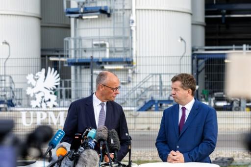 Le chancelier allemand, Friedrich Merz (G), et le ministre-président de Saxe-Anhalt et tête de liste aux élections régionales, le conservateur Sven Schulze (D), le 3 septembre 2026 à Leuna, dans l'est de l'Allemagne — Jens SCHLUETER / AFP