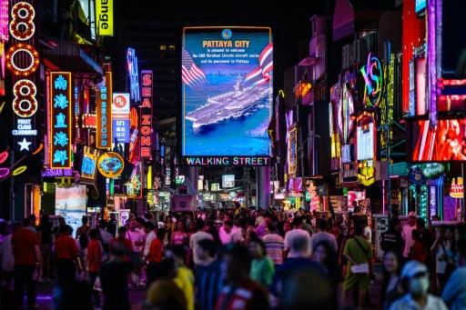 Personas caminan por la zona de vida nocturna de la ciudad tailandesa de Pattaya, el 2 de septiembre de 2026 — ANTHONY WALLACE / AFP