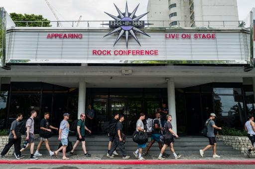 Personal del portaaviones estadounidense camina frente a un hotel en Pattaya, Tailandia, el 2 de septiembre de 2026 — ANTHONY WALLACE / AFP