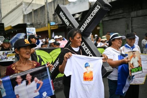 Salvadorenhos denunciam perda de direitos sob governo Bukele