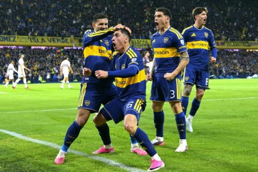 El jugador de Boca Júniors #16 Miguel Merentiel (2nd izq) celebra con sus compañeros de equipo en duelo ante Sao Paulo por Copa Sudamericana, disputado en Buenos Aires el 8 de setiembre de 2026 — JUAN MABROMATA / AFP