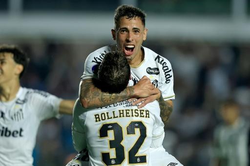 El volante uruguayo Christian Oliva (de frente) celebra su gol en la victoria del Santos sobre el Atlético Mineiro el 9 de setiembre de 2026 por la ida de cuartos de final de la Copa Sudamericana jugado en Vila Belmiro, en Santos — Miguel SCHINCARIOL / AFP