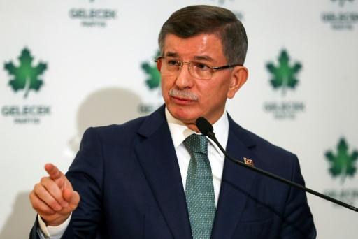 أحمد داود أوغلو يخضع للتحقيق في تركيا بتهمة التعرض للرئيس