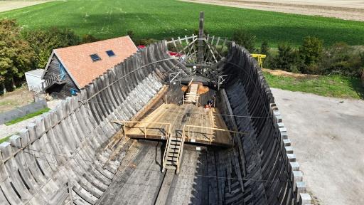 Vue du Jean-Bart, une réplique grandeur nature d'un navire de guerre de l'époque de Louis XIV, en cours de construction à Gravelines, dans le Nord, le 7 septembre 2026 — Pierre BEAUVILLAIN / AFP