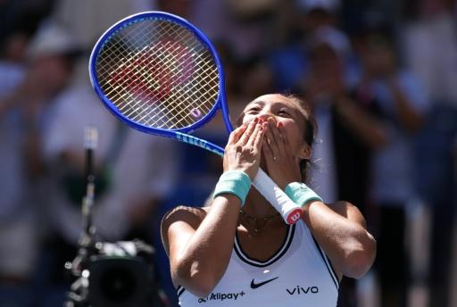 La china Zheng Qinwen celebra su triunfo ante Iga Swiatek en el US Open el 7 de septiembre de 2026 — KENA BETANCUR / AFP