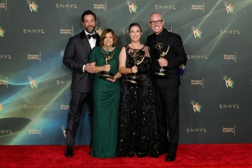 Noah Wyle, Cathy Sandrich Gelfond, Erica Berger et Seth Caskey, lauréats du prix du meilleur casting pour une série dramatique pour "The Pitt", posent lors de la deuxième soirée de la 78e édition des Emmy Awards, au Peacock Theater à Los Angeles, le 6 septembre 2026 — KEVIN WINTER
