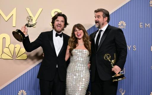 Les acteurs américains Jason Bateman, Linda Cardellini et David Harbour, lauréats de l'Emmy de la meilleure mini-série ou anthologie pour "DTF St. Louis", le 14 septembre 2026 à Los Angeles — Frederic J. Brown / AFP