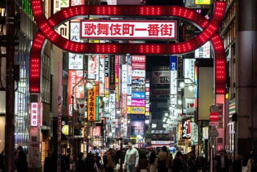 Un enjambre de luces de neón en una calle del barrio de Shinjuku, el 30 de marzo de 2026 en Tokio — Andrew Caballero-Reynolds / AFP