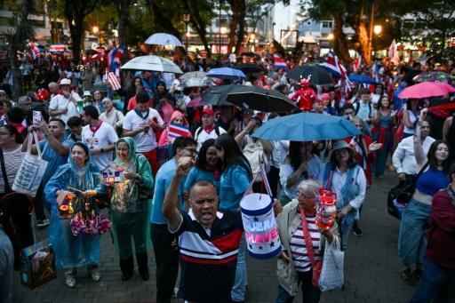 Protestan en Costa Rica por supuesta amenaza de la presidenta a la democracia